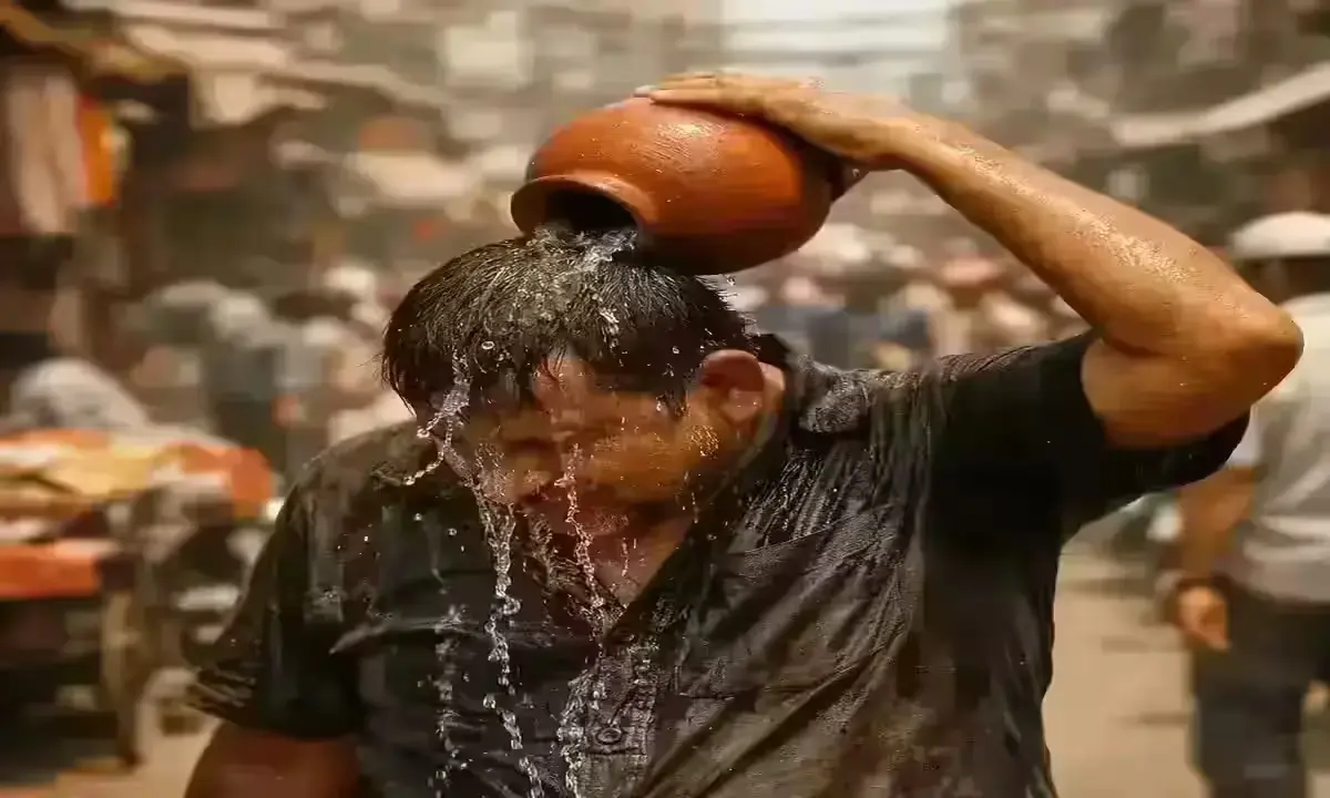 Delhi street vendor cooling off with water during April 2026 heat wave as IMD warns of temperatures reaching 44 degrees Celsius