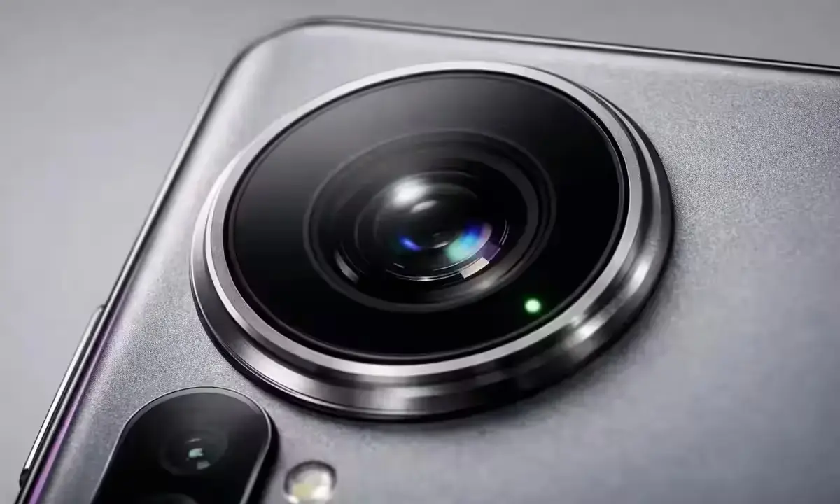 Vivo V70 FE 200MP primary camera with OIS - close-up of rear camera module India 2026