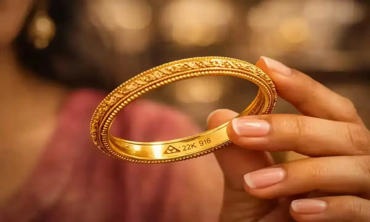 Woman examining BIS hallmarked gold jewellery before purchase — gold buying tips India 2026