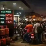 भारत में गैस और पेट्रोल को लेकर भारी अफरा-तफरी के बीच पेट्रोल पंप पर लगी लंबी लाइन